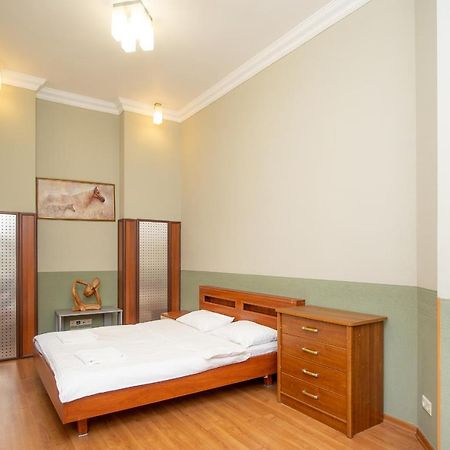 Простора 3 Кімнатна Біля Майдану Незалежності Apartamento Kiev Exterior foto